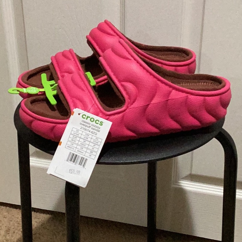 SOLD OUT..DO NOT PURCHASE - Crocs Classic Cozzzy Overpuff Sandal - Size 9 - Picture 1 of 5